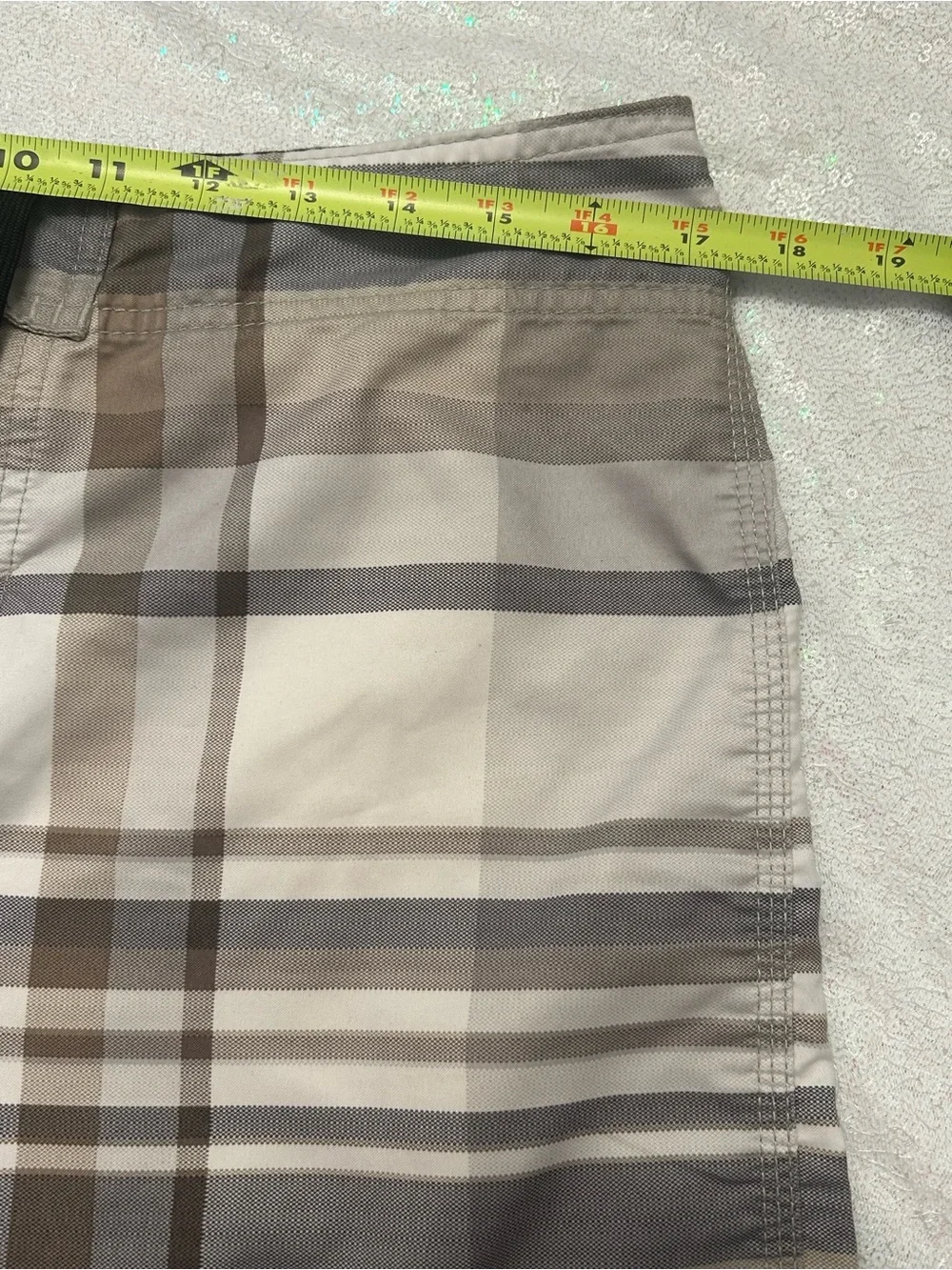 O’Neill Men’s Plaid Board Shorts Gray Beige Size 34 Surf Swim Trunks
